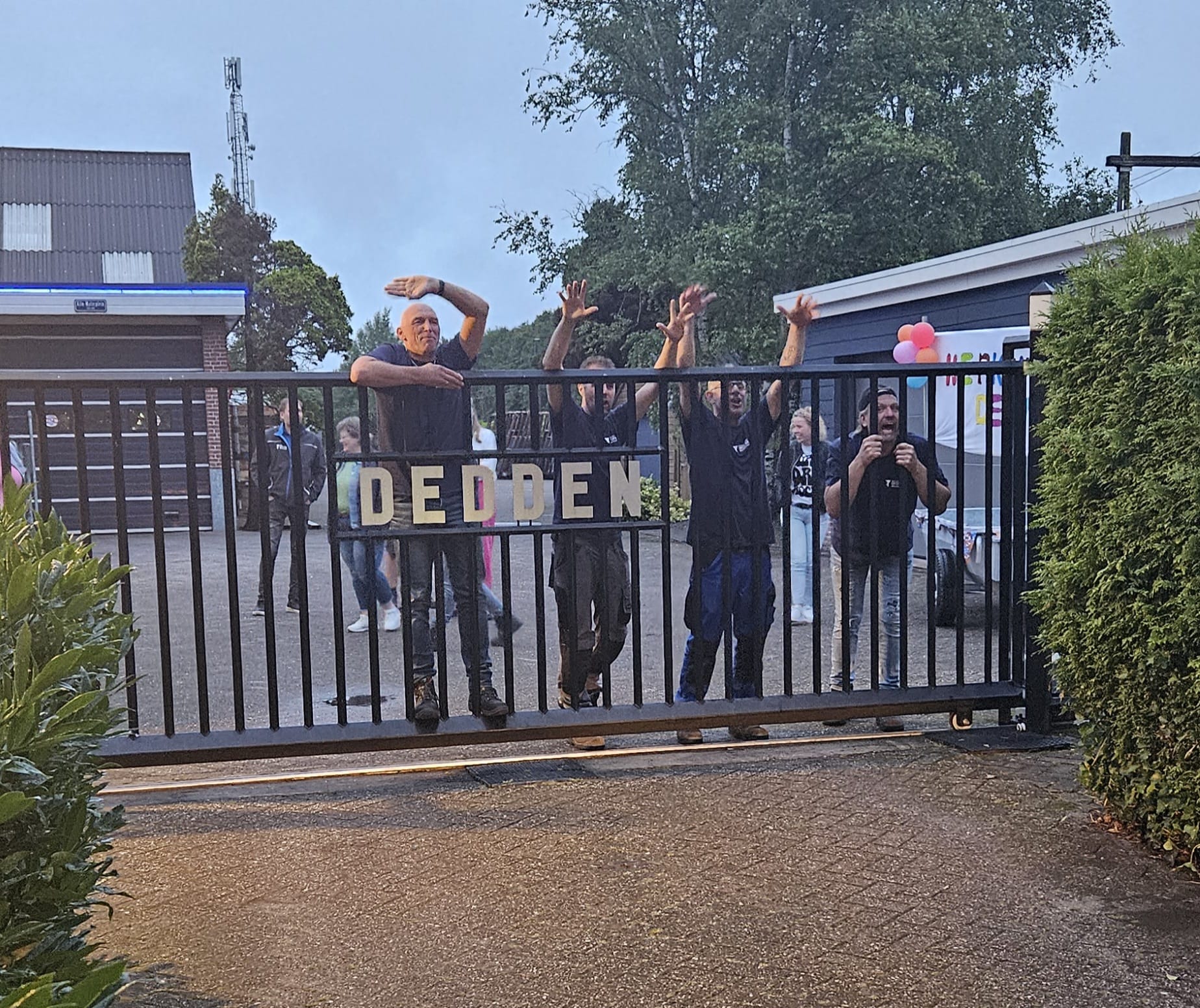 WIJ ZOEKEN JOU! (met open armen ontvangen)